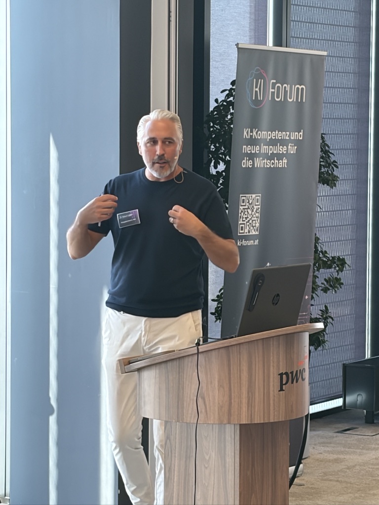 KI-Forum Wien 2026 – Keynote am Rednerpult
